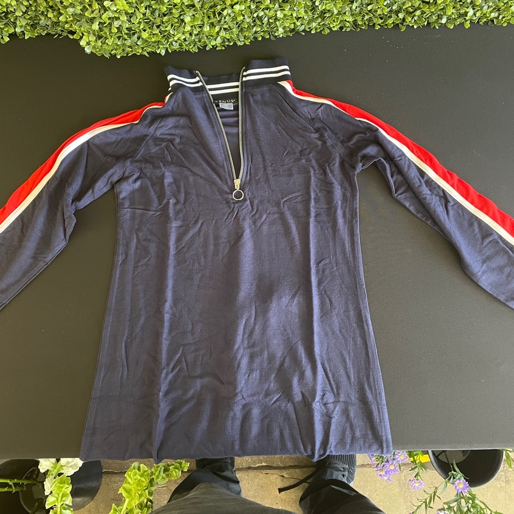 Venus Size M Sweater